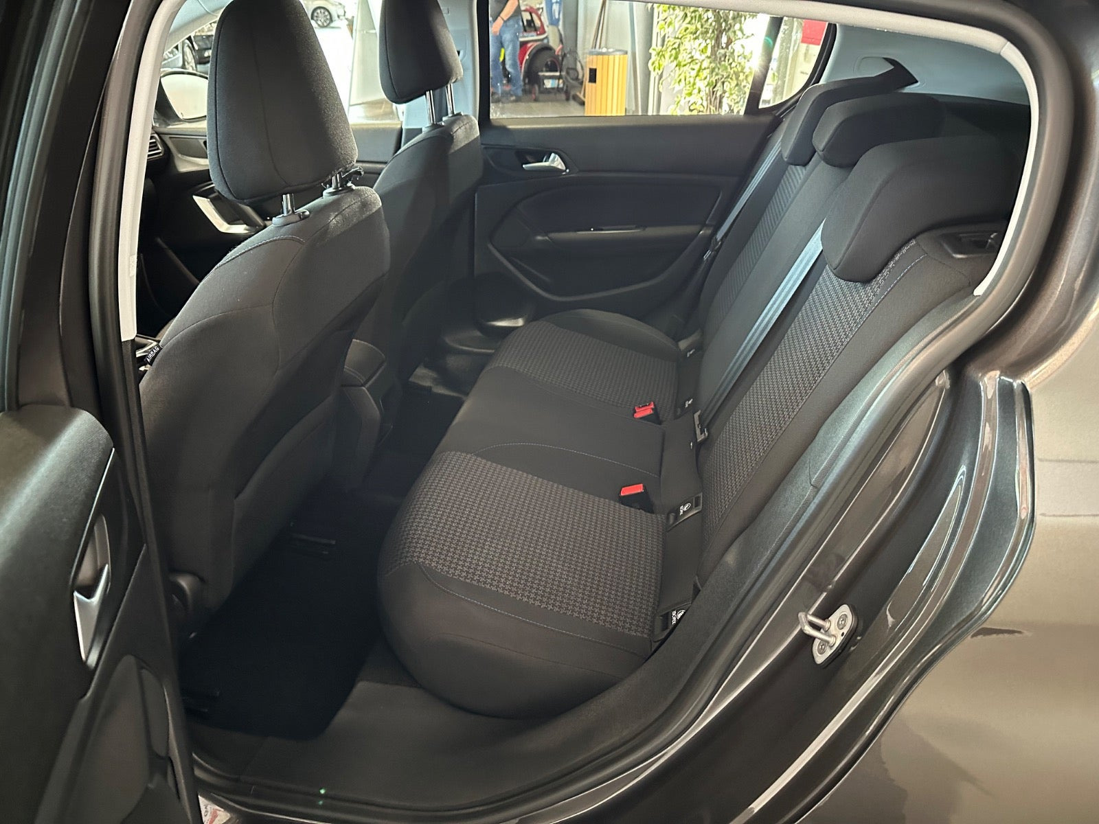 Grå Peugeot 308 fra 2019
