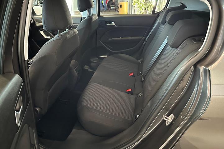 Grå Peugeot 308 fra 2019