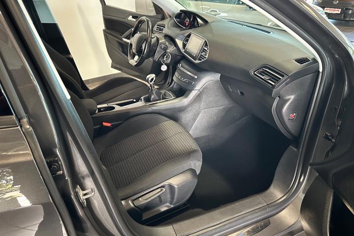Grå Peugeot 308 fra 2019