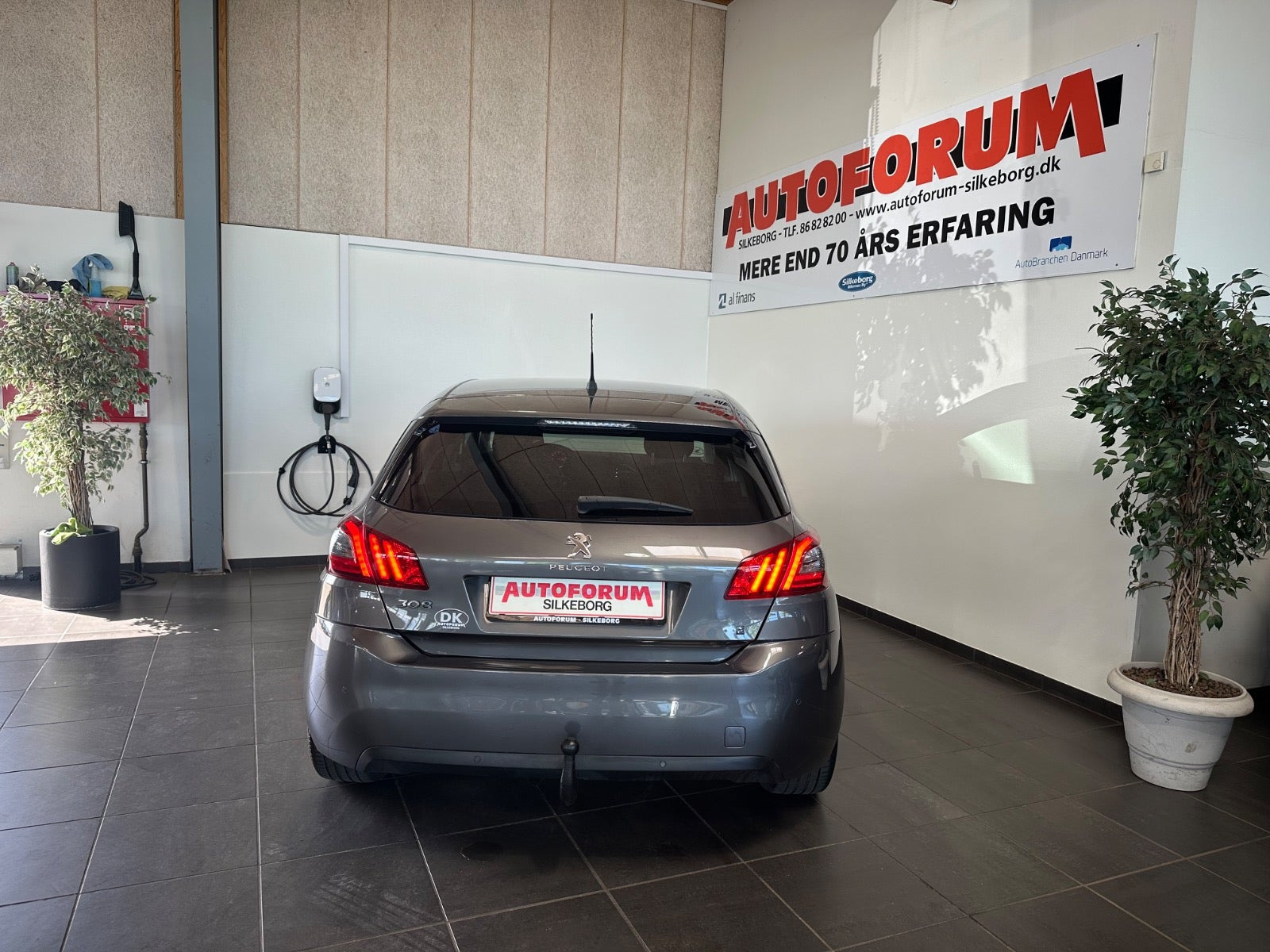 Grå Peugeot 308 fra 2019