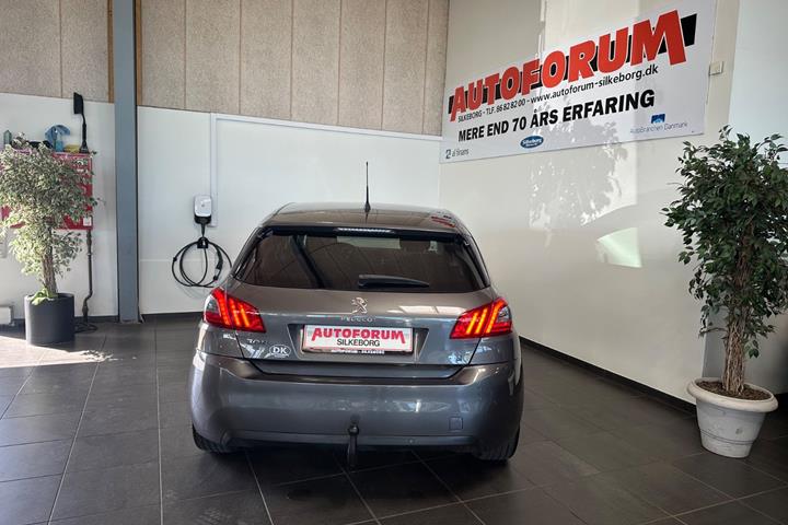 Grå Peugeot 308 fra 2019