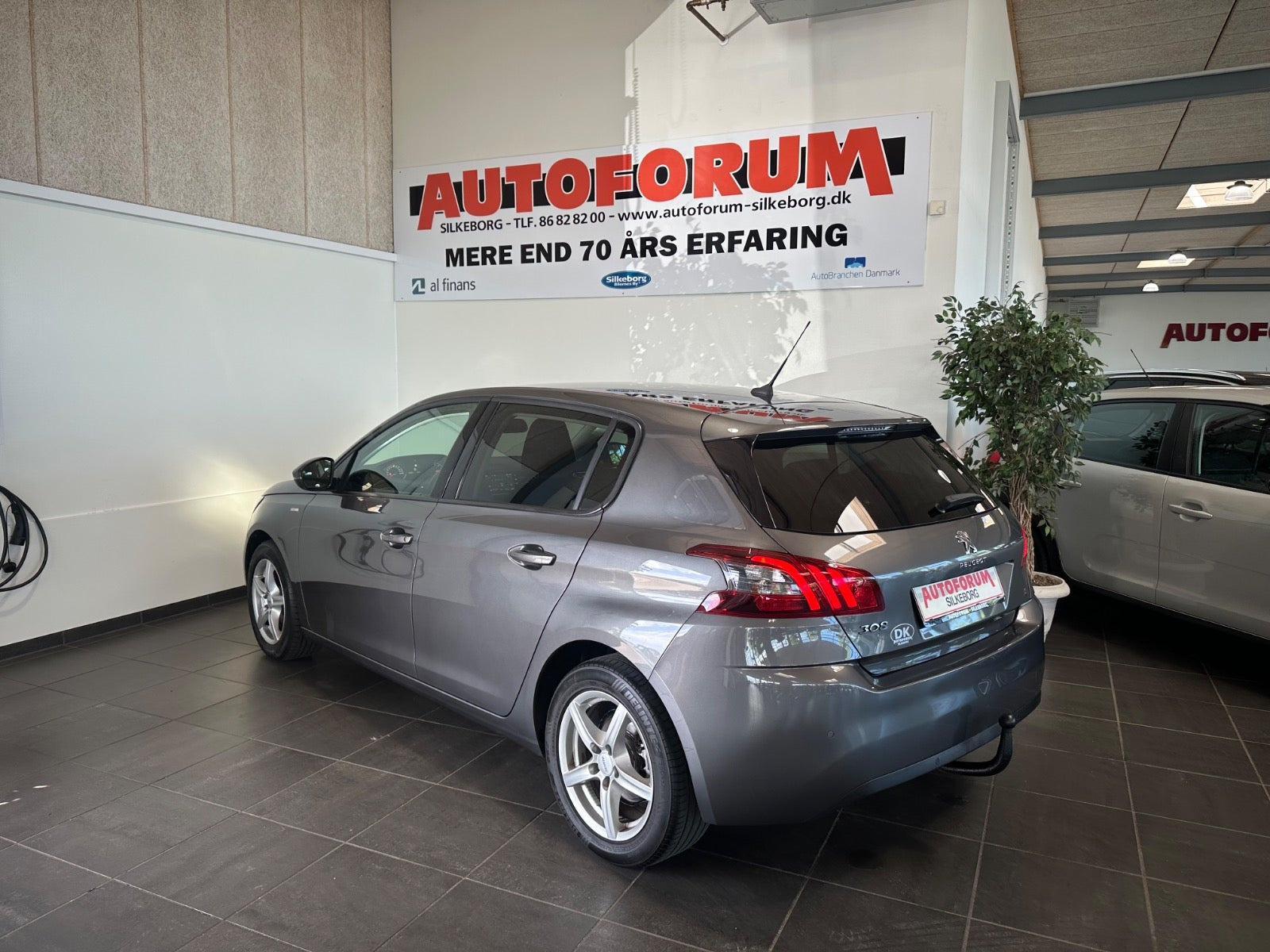 Grå Peugeot 308 fra 2019