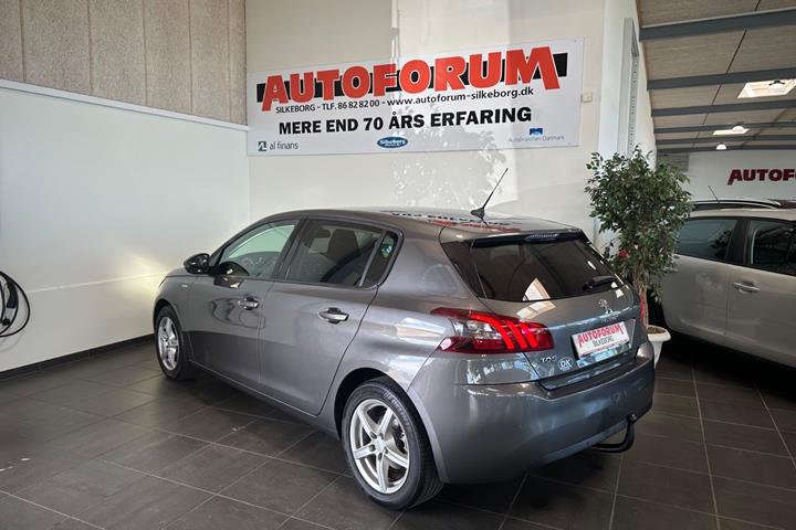 Grå Peugeot 308 fra 2019