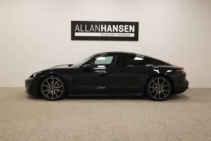 Sort Porsche Taycan fra 2023