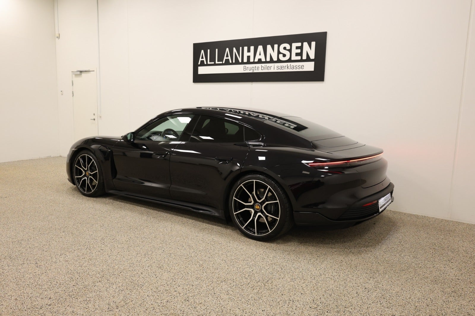 Sort Porsche Taycan fra 2023