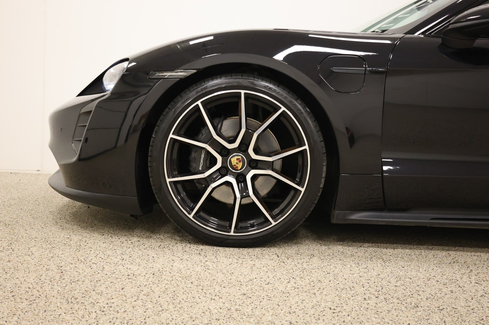 Sort Porsche Taycan fra 2023