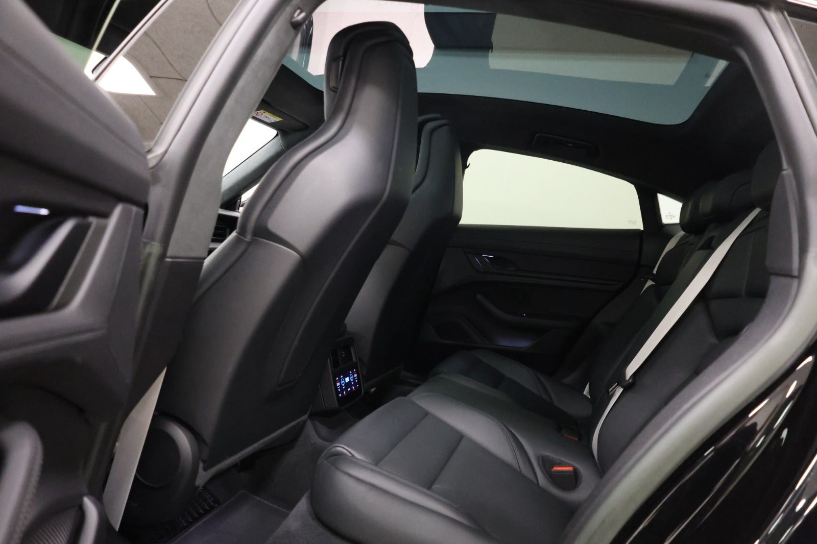 Sort Porsche Taycan fra 2023