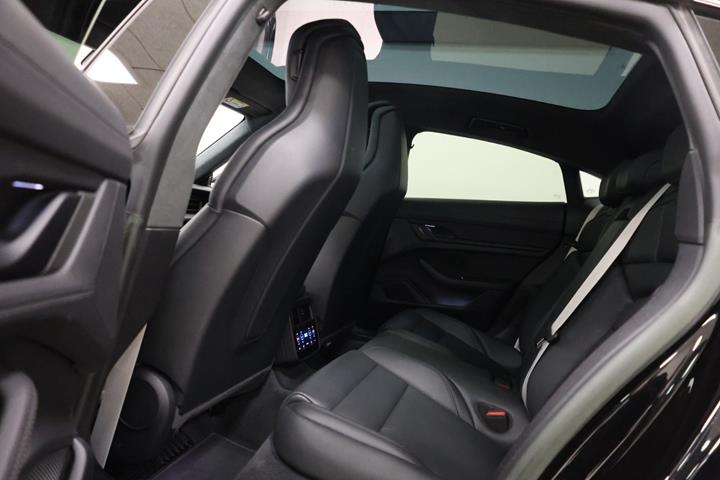 Sort Porsche Taycan fra 2023