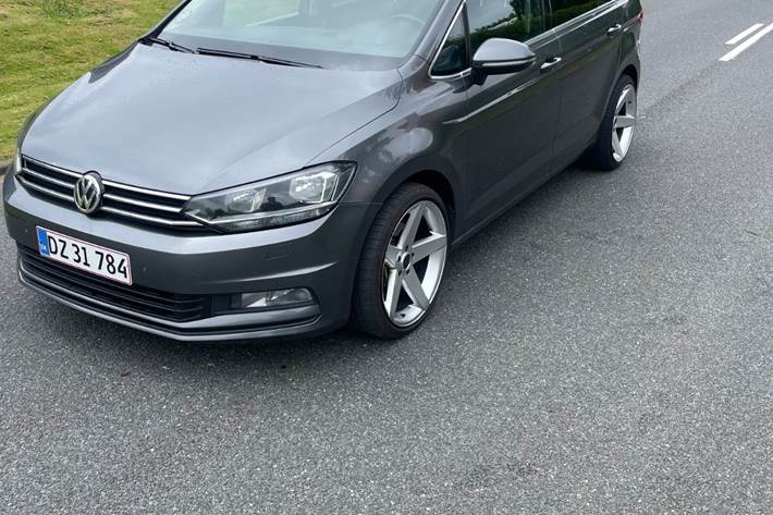 Grå VW Touran fra 2016