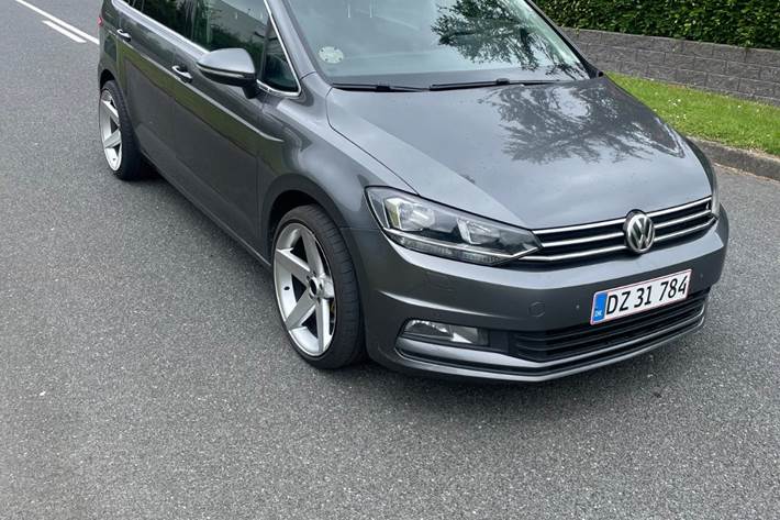 Grå VW Touran fra 2016