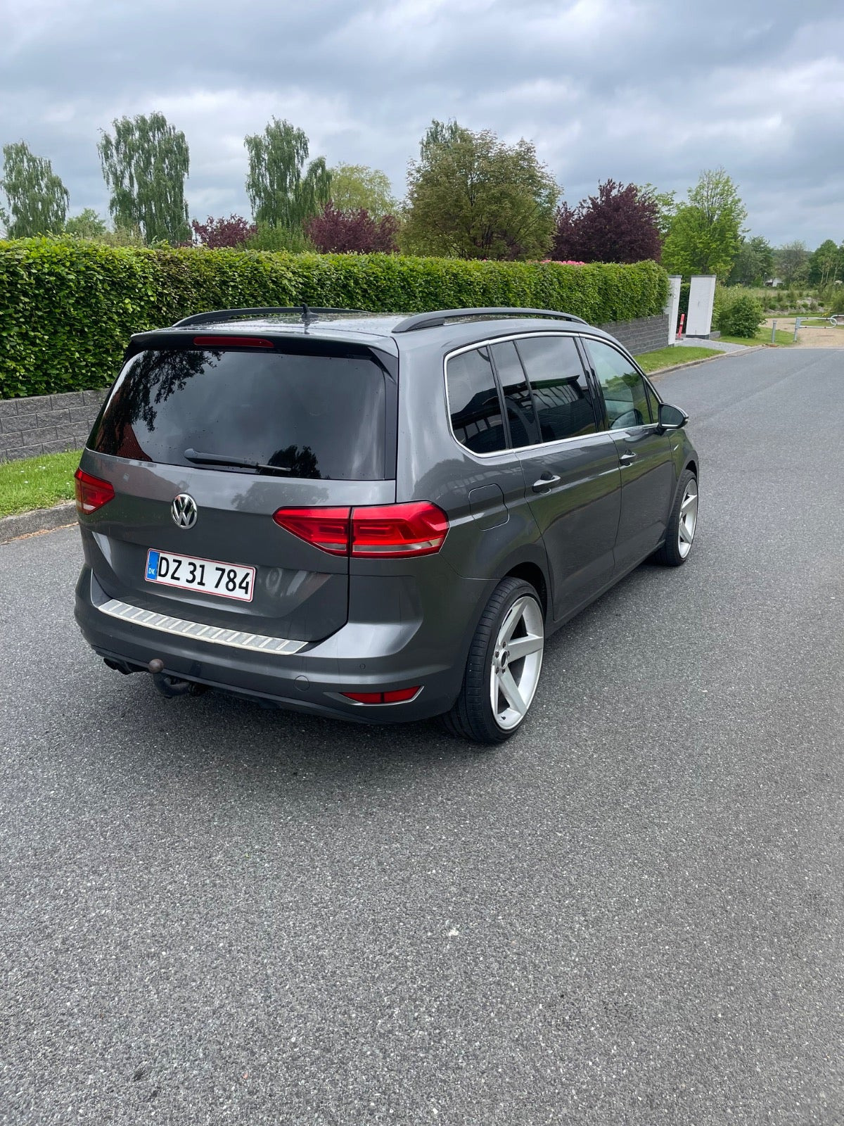 Grå VW Touran fra 2016