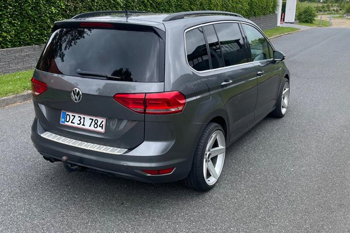 Grå VW Touran fra 2016