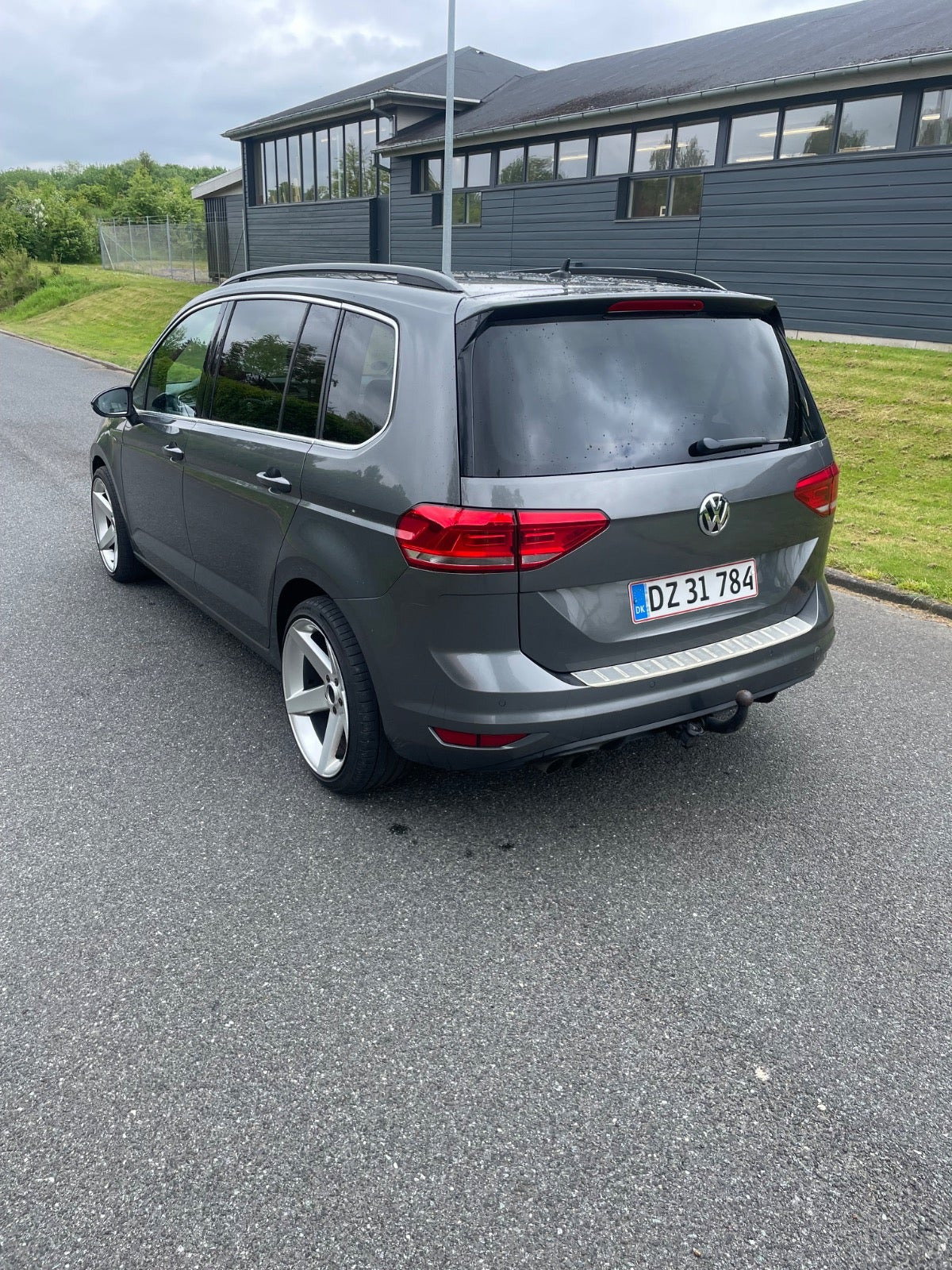 Grå VW Touran fra 2016