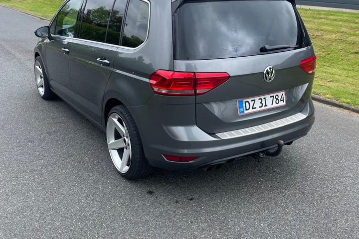 Grå VW Touran fra 2016