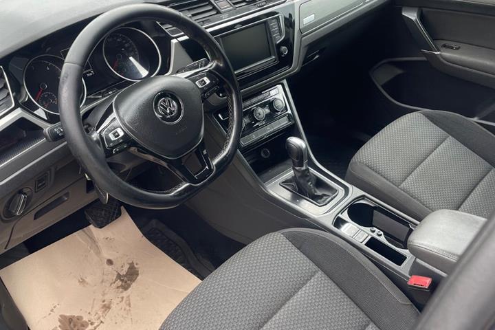 Grå VW Touran fra 2016