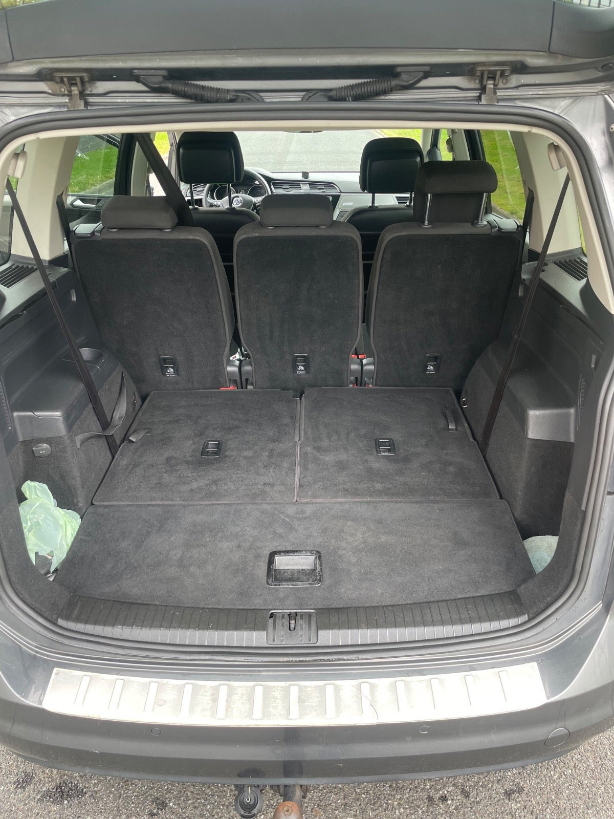 Grå VW Touran fra 2016