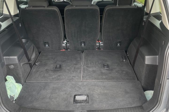 Grå VW Touran fra 2016
