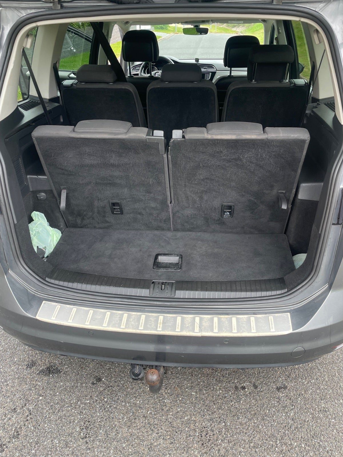 Grå VW Touran fra 2016