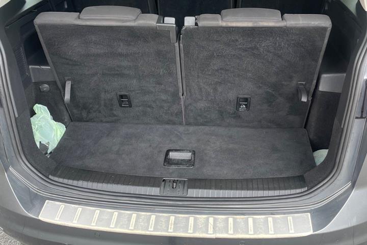 Grå VW Touran fra 2016