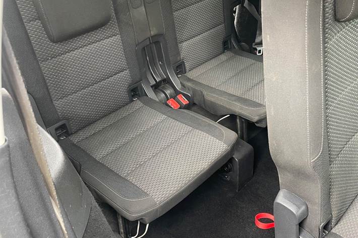 Grå VW Touran fra 2016