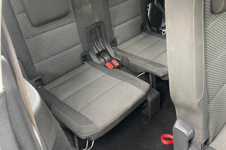 Grå VW Touran fra 2016
