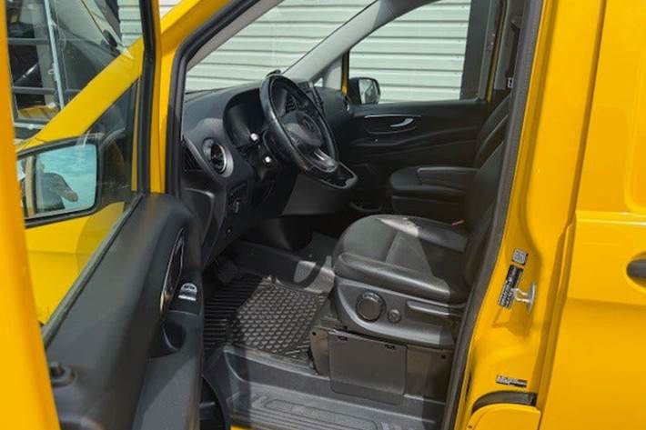 Gul Mercedes Vito 114 fra 2021