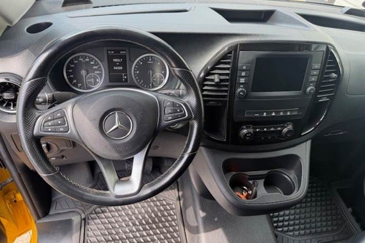 Gul Mercedes Vito 114 fra 2021