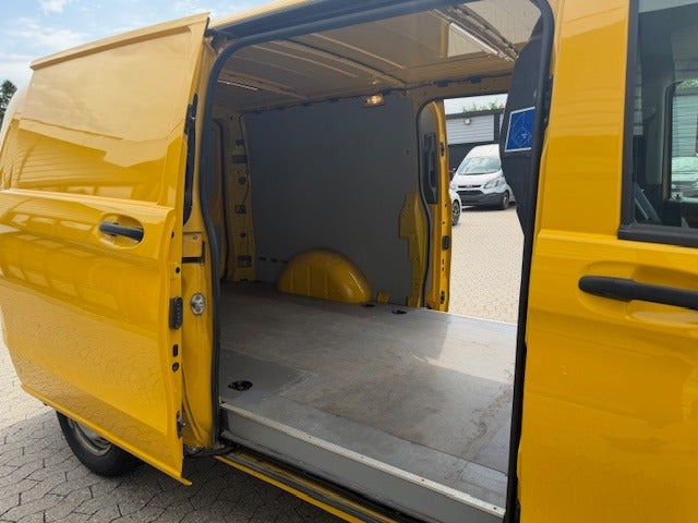 Gul Mercedes Vito 114 fra 2021