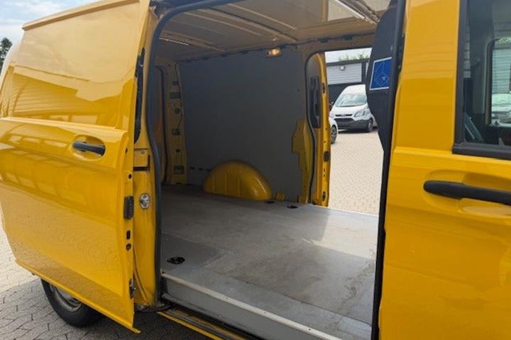 Gul Mercedes Vito 114 fra 2021