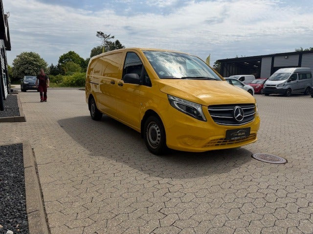 Gul Mercedes Vito 114 fra 2021