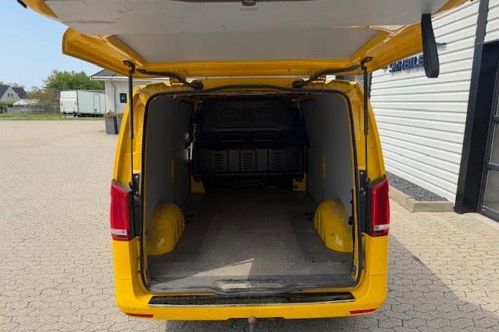 Gul Mercedes Vito 114 fra 2021