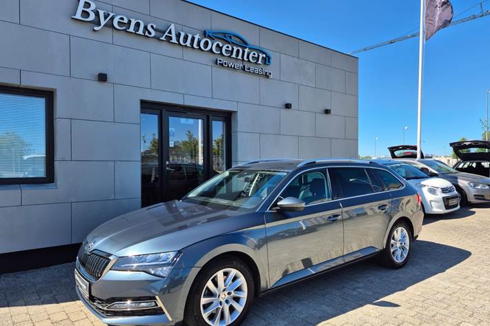 Grå Skoda Superb fra 2021