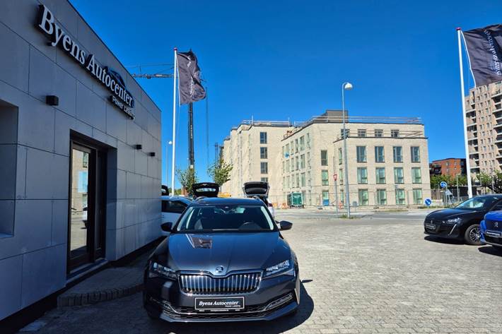 Grå Skoda Superb fra 2021