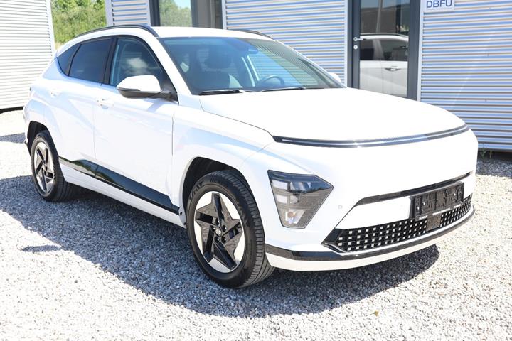 Hvid Hyundai Kona fra 2024 set udefra