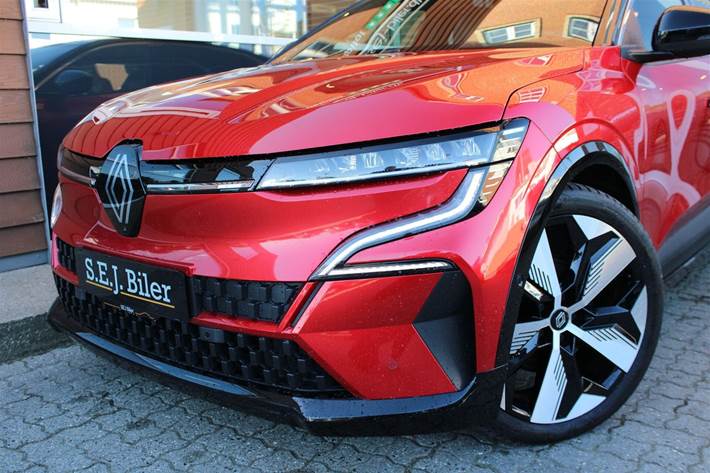 Rød Renault Megane E-Tech fra 2023