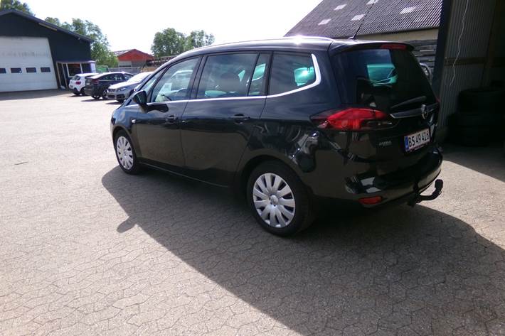 Sort Opel Zafira Tourer fra 2015