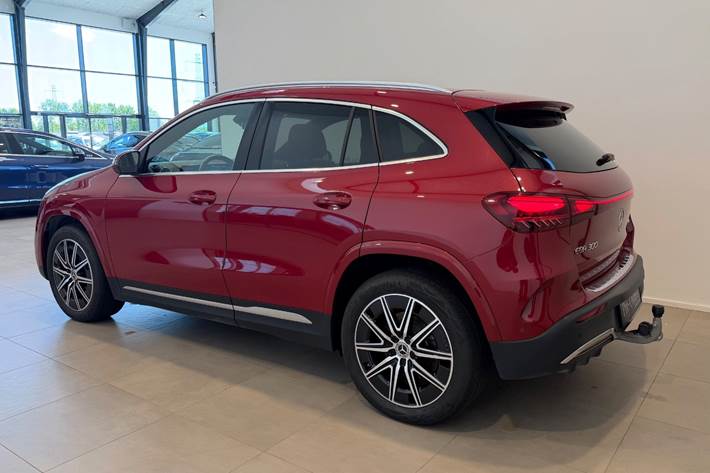 Rød Mercedes EQA300 fra 2025