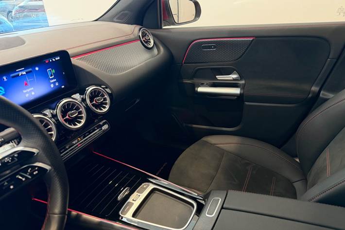 Rød Mercedes EQA300 fra 2025