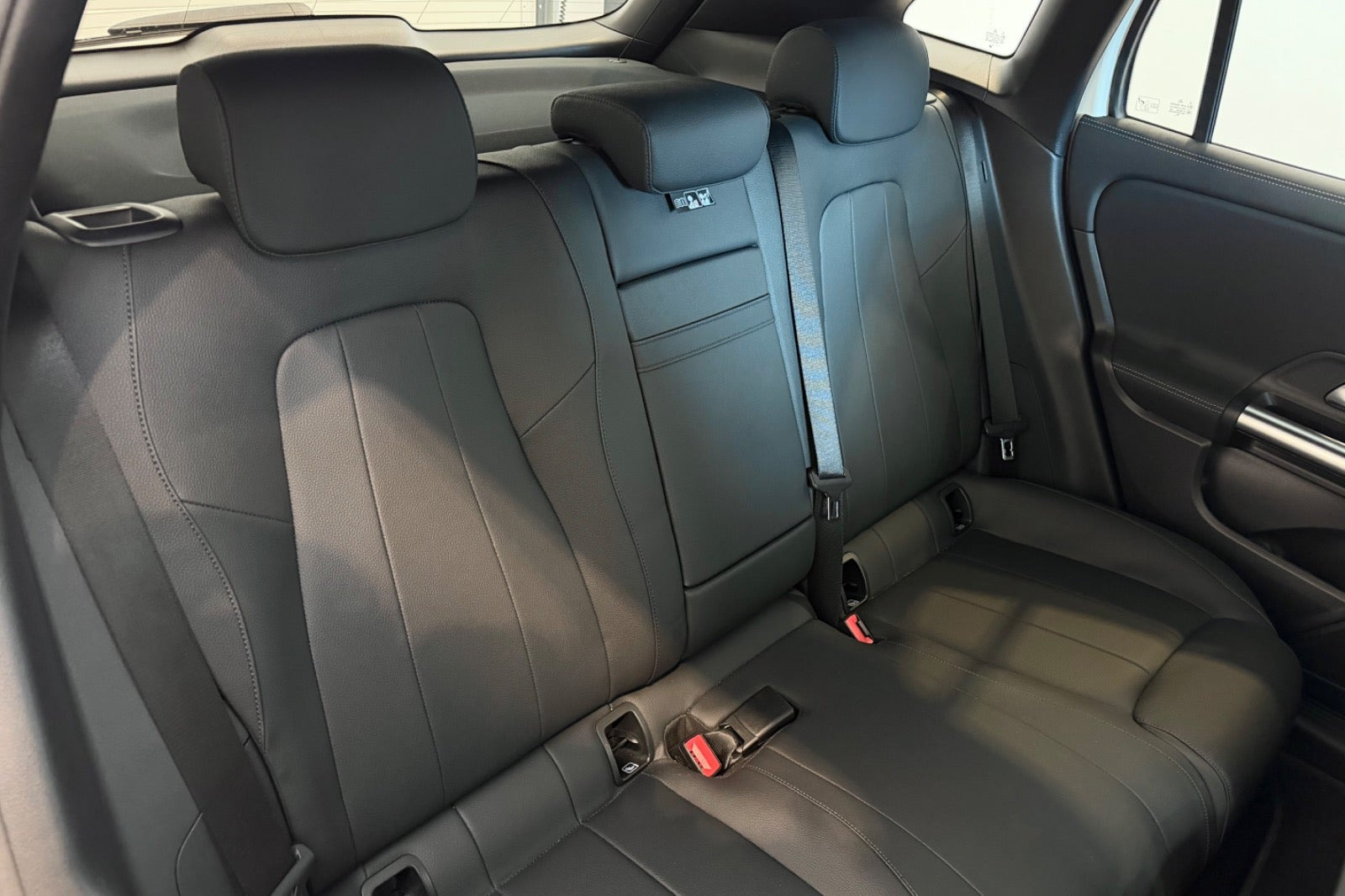 Hvid Mercedes EQA250 fra 2025
