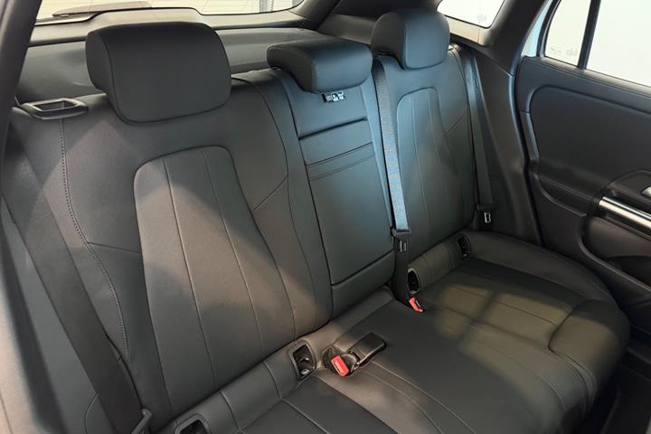 Hvid Mercedes EQA250 fra 2025