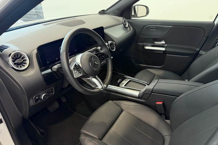 Hvid Mercedes EQA250 fra 2025