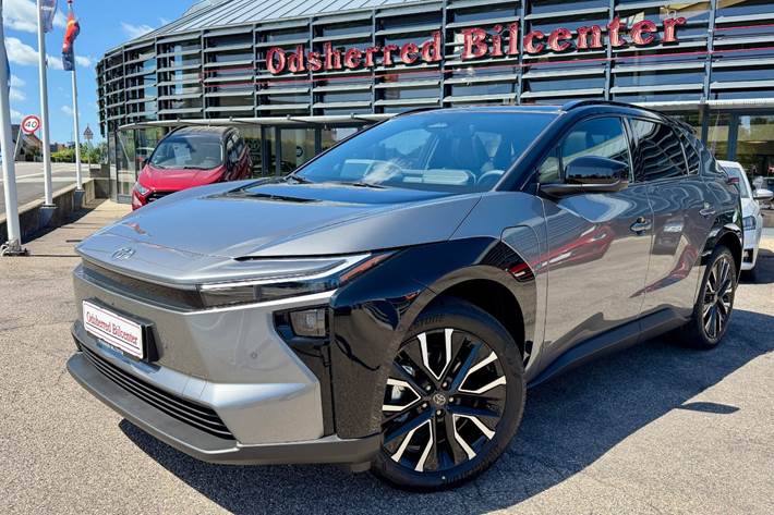 Grå Toyota BZ4X fra 2026