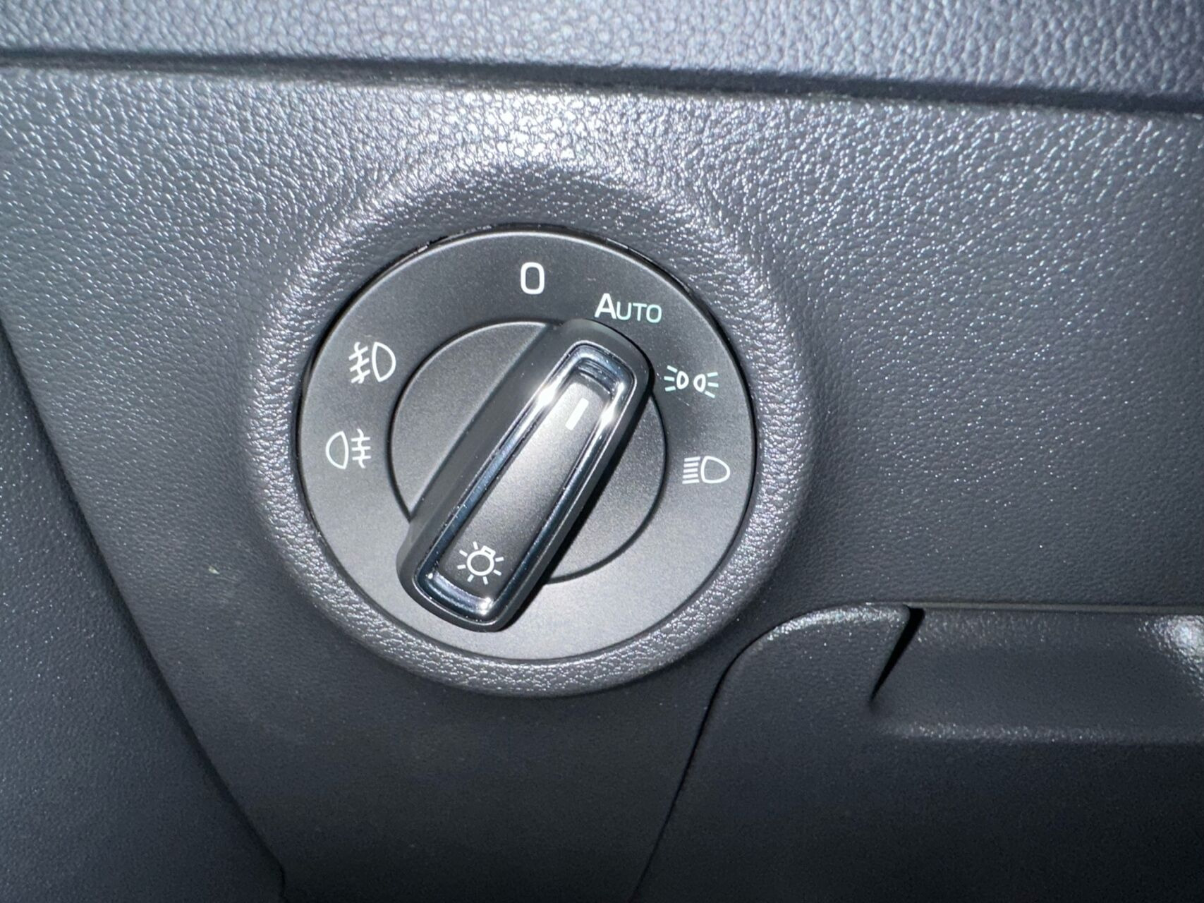 Sort Skoda Karoq fra 2019