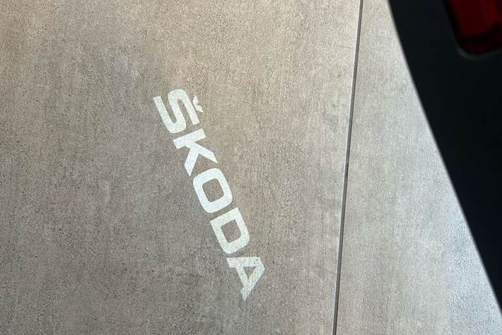 Sort Skoda Karoq fra 2019