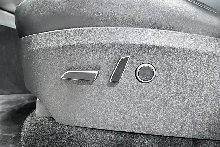 Hvid Tesla Model Y fra 2023