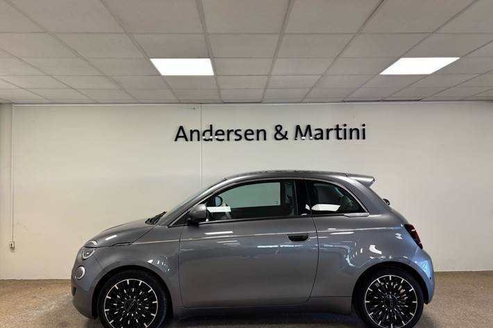 Grå Fiat 500e fra 2023