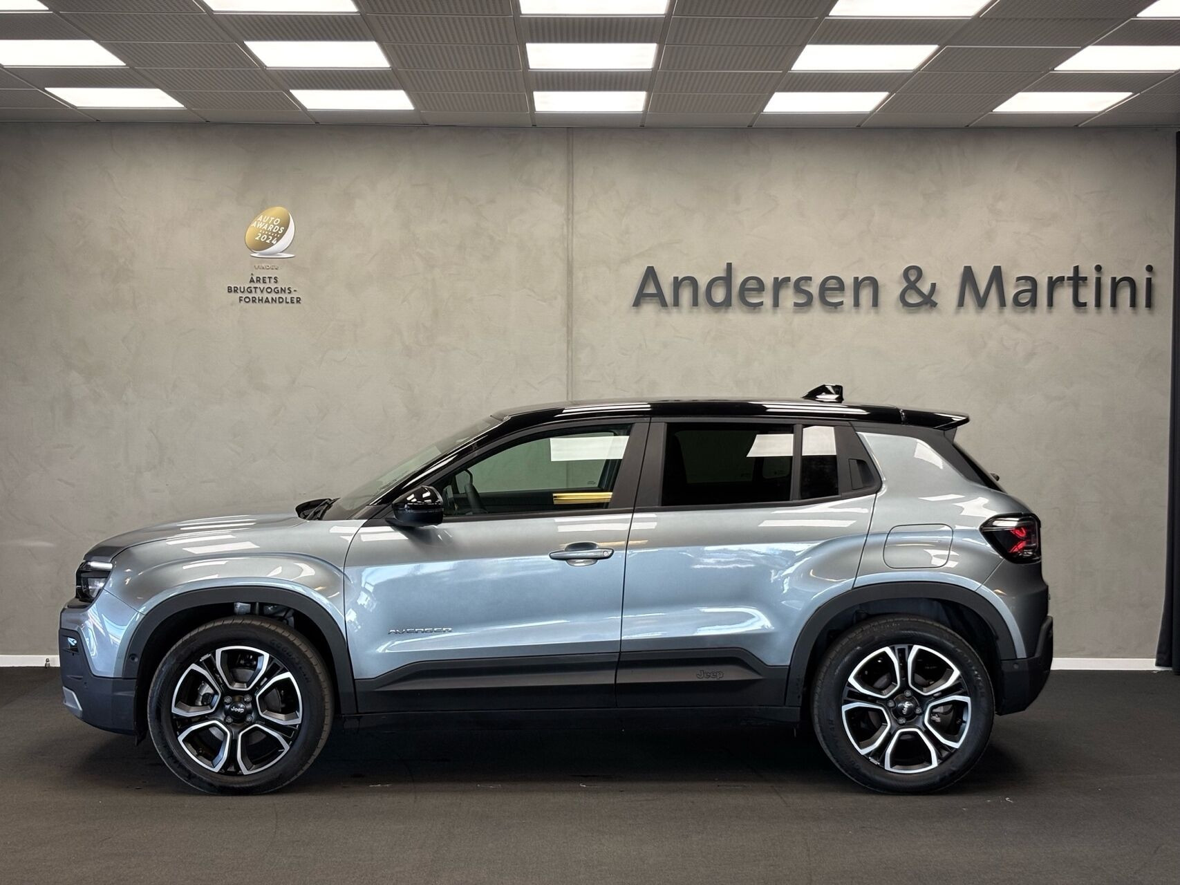 Grå Jeep Avenger fra 2023