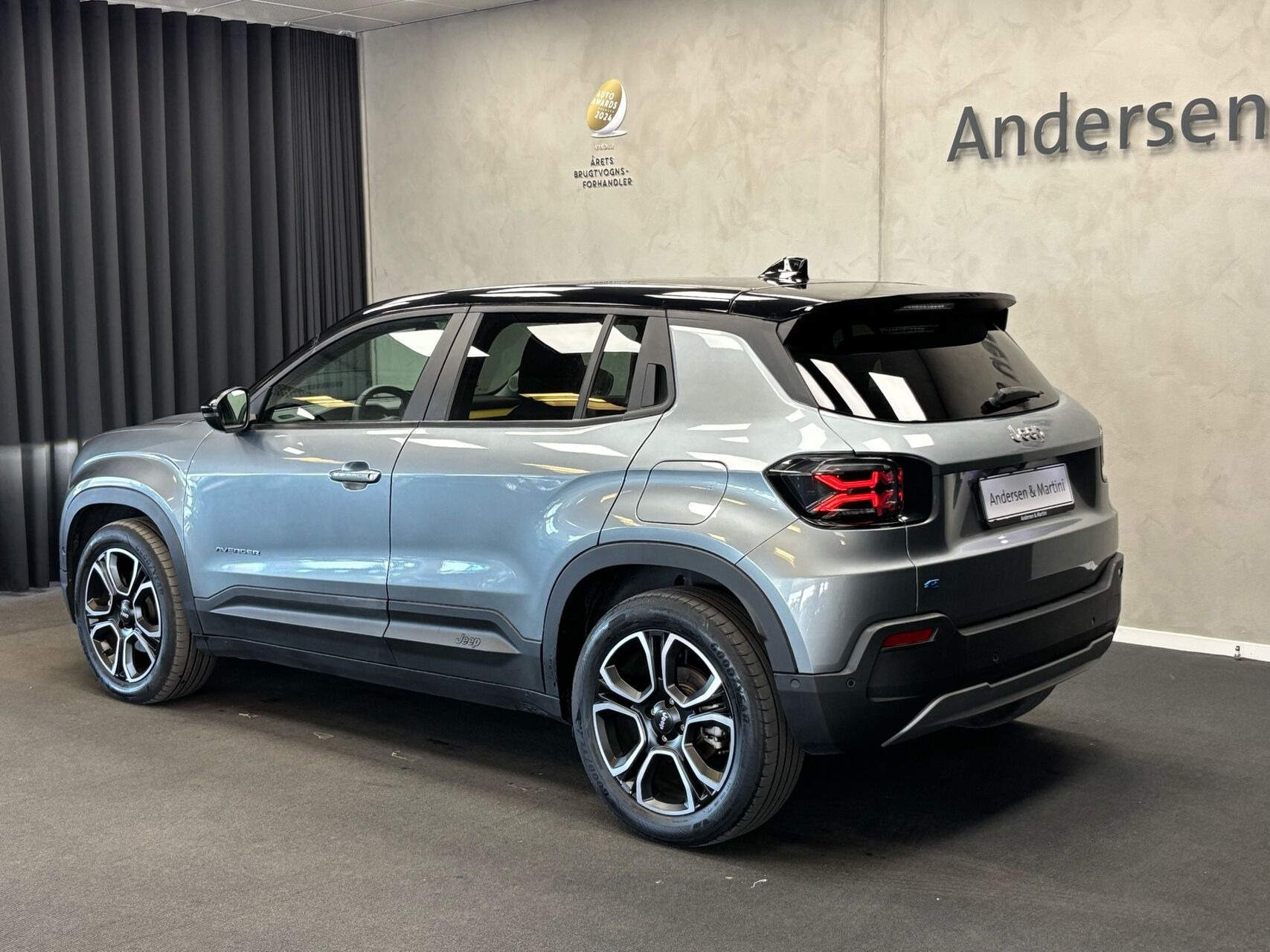 Grå Jeep Avenger fra 2023