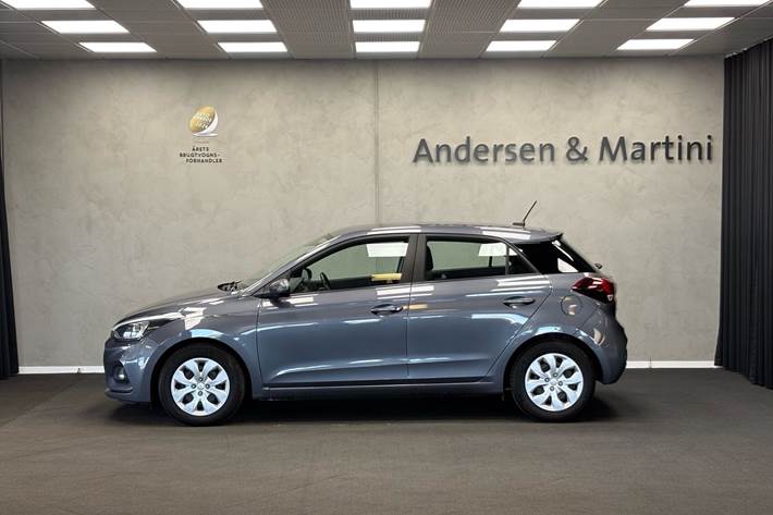 Grå Hyundai i20 fra 2020