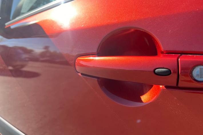Orange Suzuki SX4 fra 2010